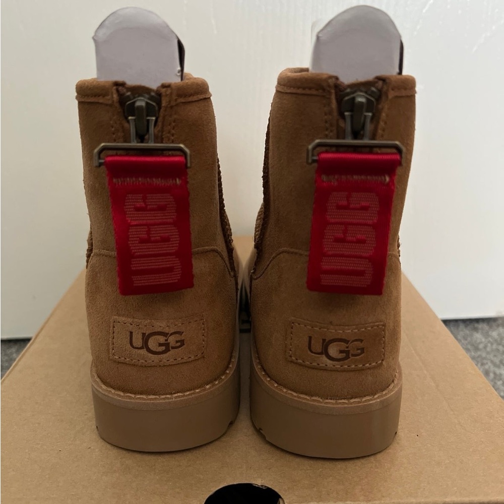 Ugg Classic Mini Logo Zip Boot 100% Athentic